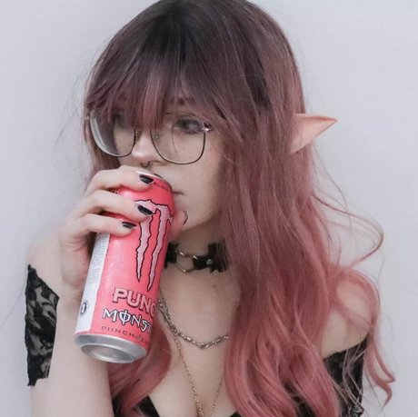 Porcelain Ghoul star pretty pictures