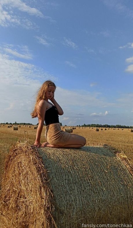 tonechkaa model art galleries