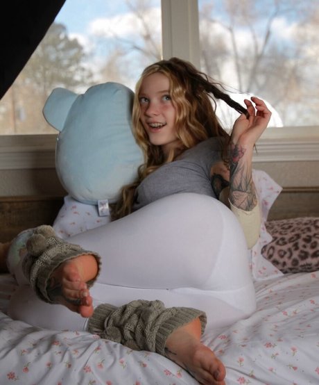 MewLabbs pretty pornstar image