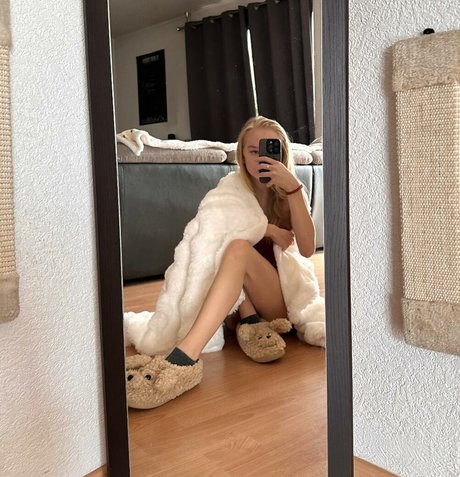 blonde vivi pornstar top img