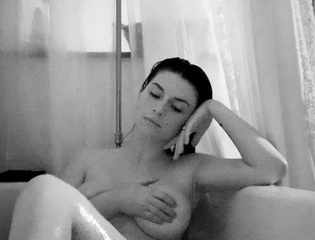 Willow Avalon naked model photo