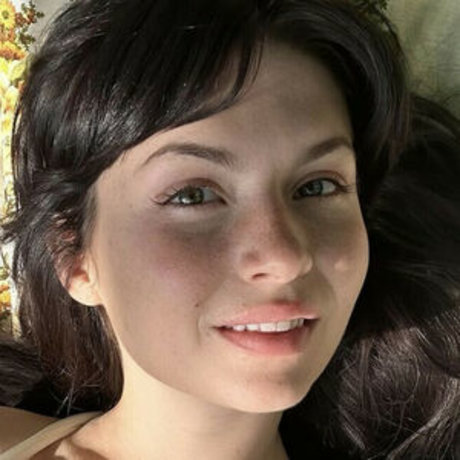 Willow Avalon model perfect pic