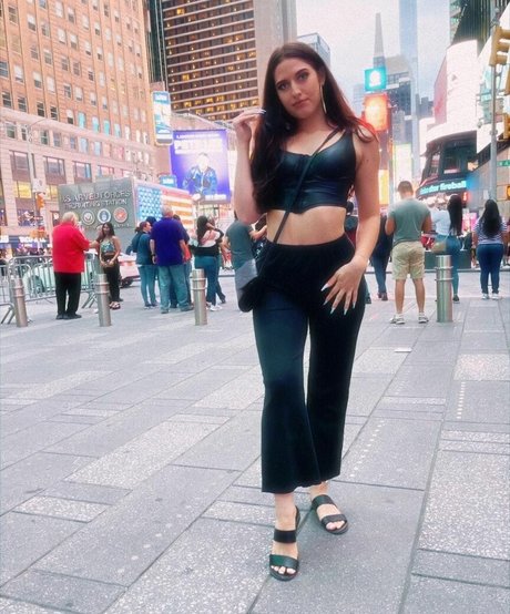 Ashley Jolly art star pic