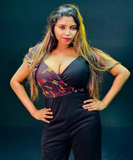 Elakkiya Rajendran free model pics