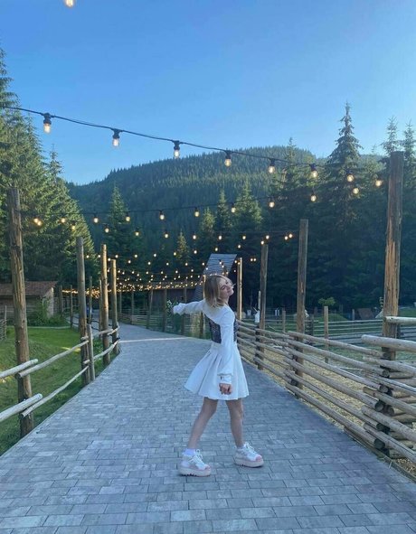 nina williams star beautiful photos