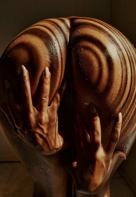 Aurelie Lily PoesieNue pornstar sexy photos