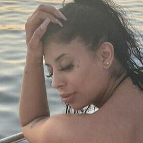 Mixinghenny pornstar nude photo