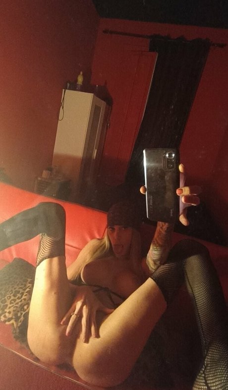 TsLindsayPrat model perfect galleries