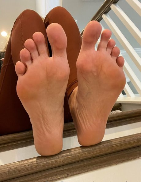 momtoesbest model naked photos