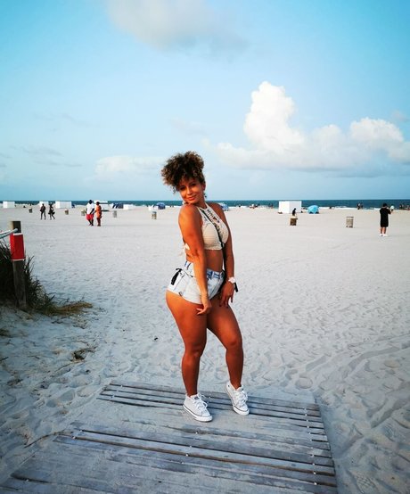 Soft Peach Yoga model naked pictures