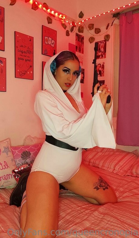 queencronopia model hot pics