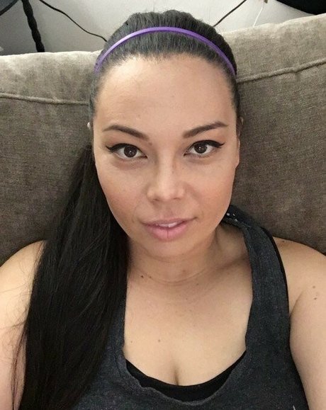 Molly Songbird art star photos