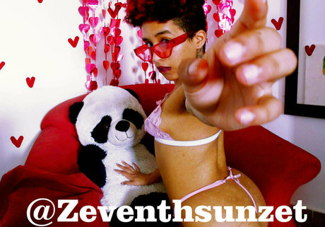 zeventhsunzet model pornographic image