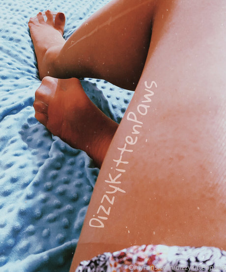 dizzykittenpaws sexy pornstar image