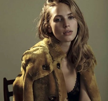 Dylan Penn sexy model img