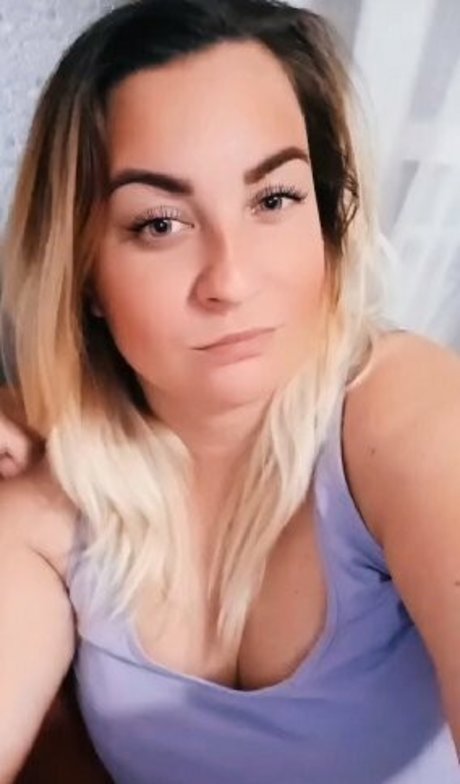 bun with jam model nude image