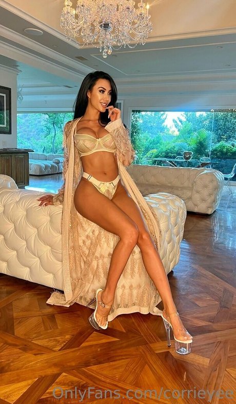 corrieyee naked model photos