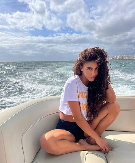 Zoe Bayona pretty model pics