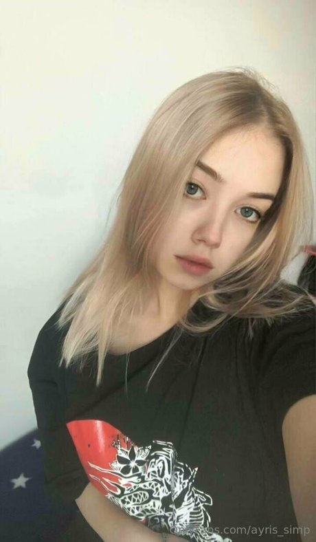 ayris simp nude model gallery