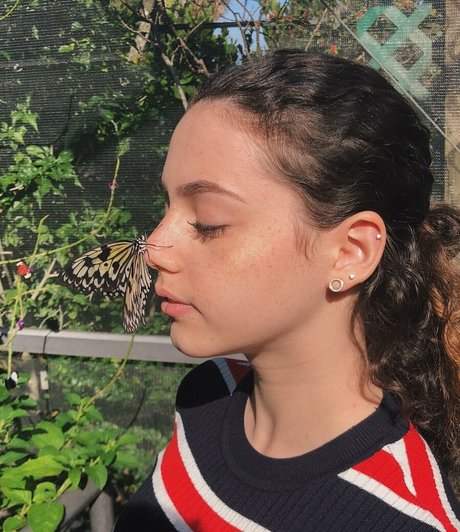 Gali Golan pretty actress pic