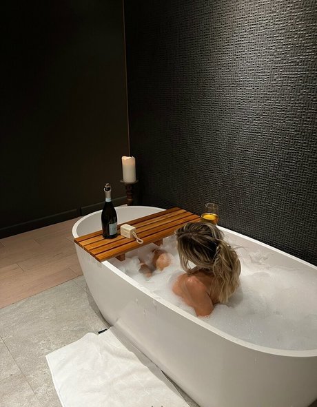 learninwithg nude model picture