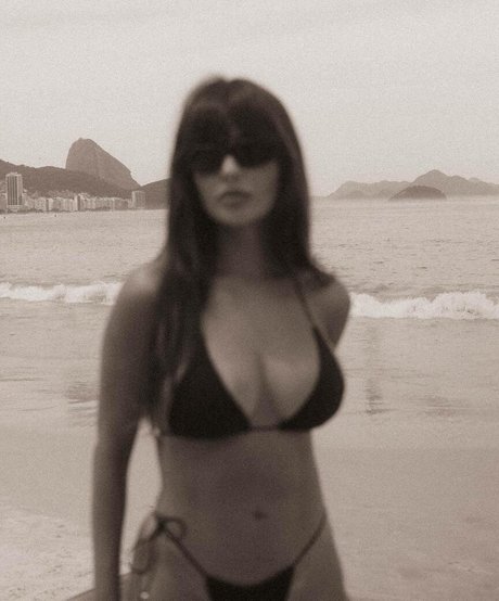 Thais Braz exclusive star pics