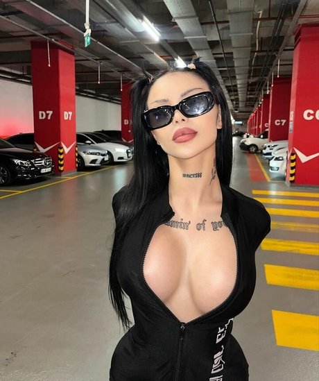 yeahmur high quality model image