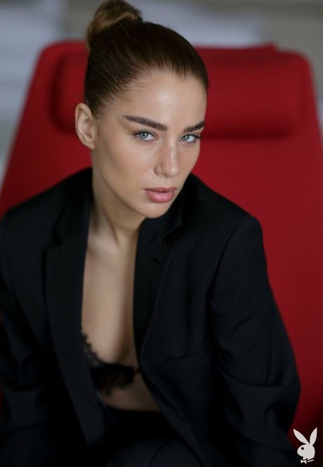 Pauline Pastel hot actress img