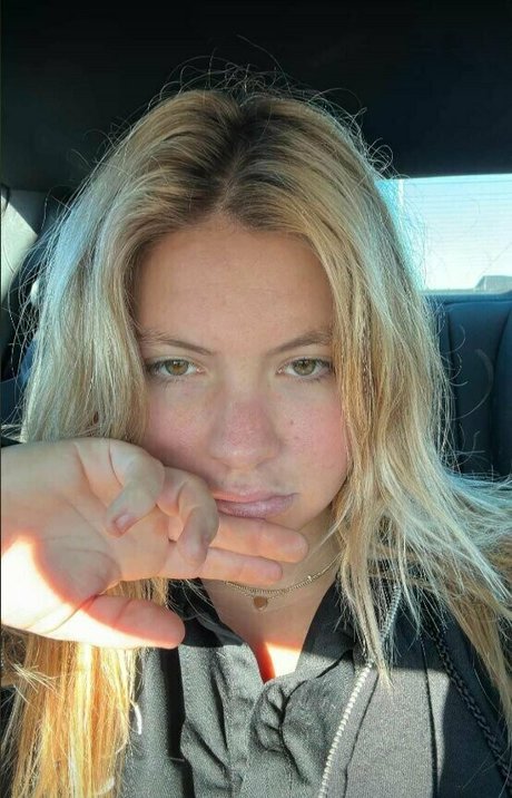 lilyhazexx pretty actress pictures