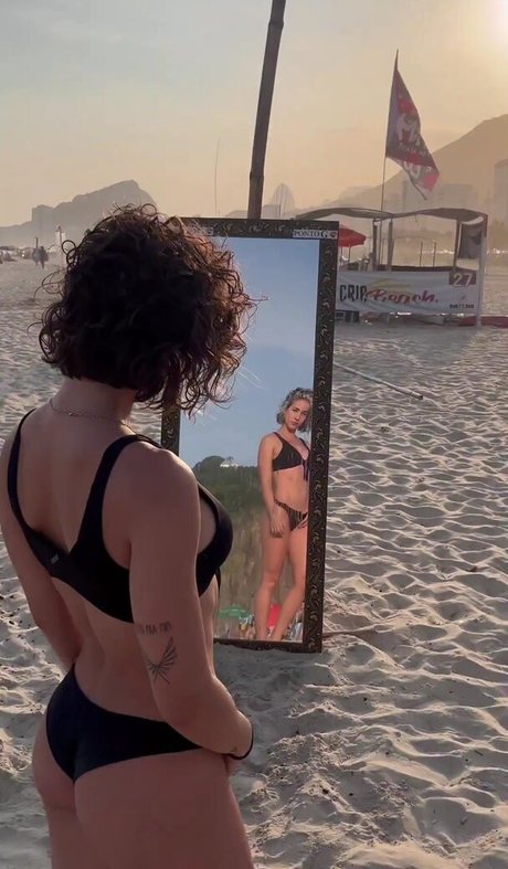 Laryssa Ayres pretty actress gallery