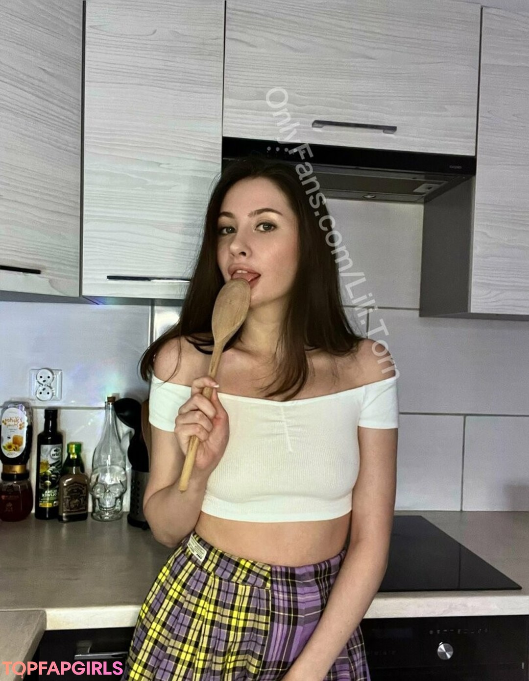 lili torn hot model gallery