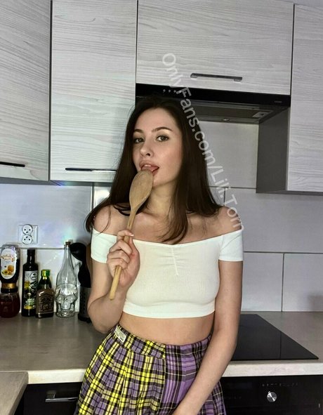 lili torn hot model gallery