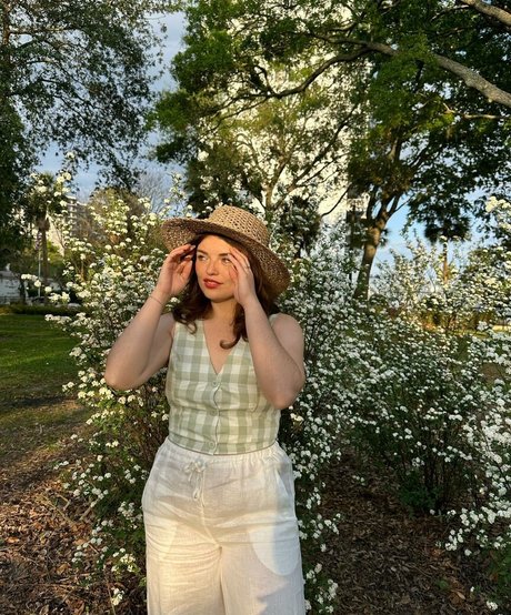 Alondra Larson star beautiful photos