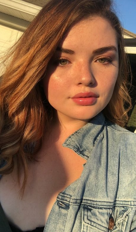 Alondra Larson model top photo