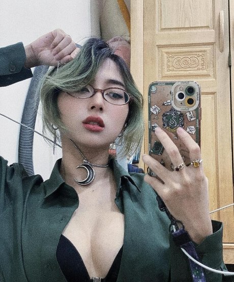 Mercury Nguyen model photo