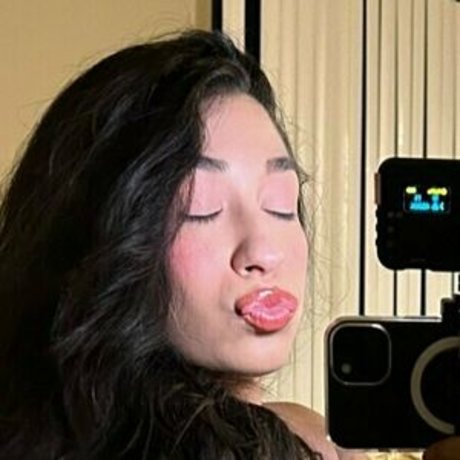 ijustneedee model naked picture