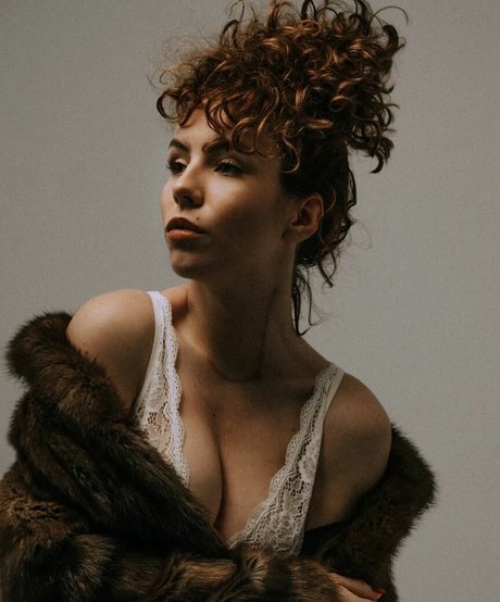 curlywiktoria model erotic photo