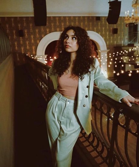 Alessia Cara star sexy pics