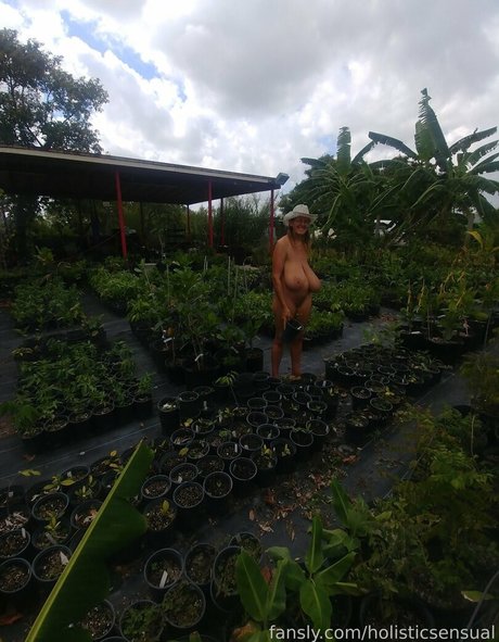 Busty Petra model naked img