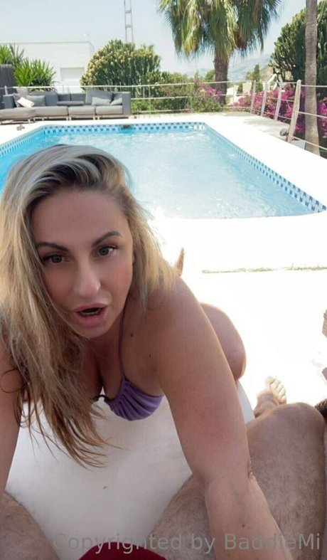 baddiemi art model pic