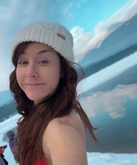 Erin Karpluk pretty model pics