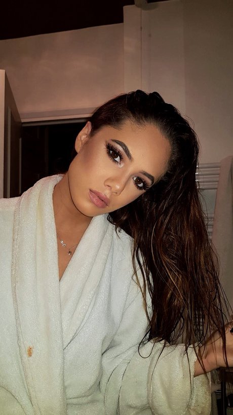 Saoirse Alicia Behzadi_ art star pictures