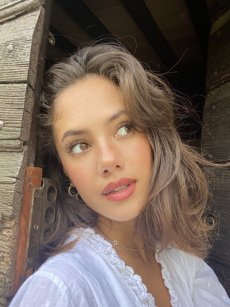 Saoirse Alicia Behzadi_ top star picture