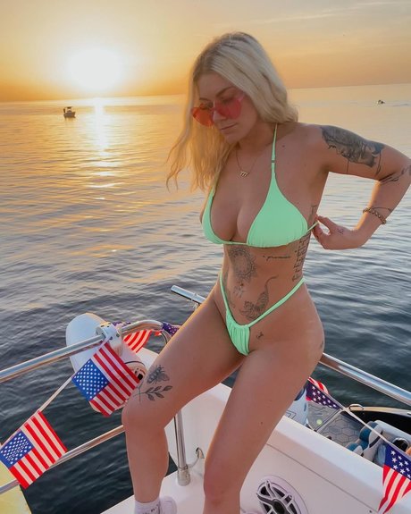 Taylor Hughs_ sex model pic