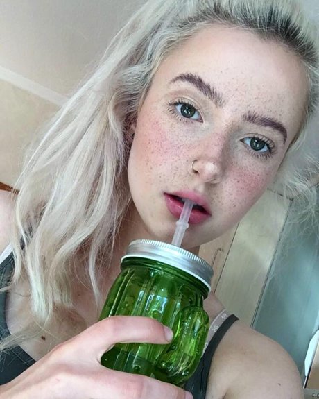 Caelyn Mathews star sexy images