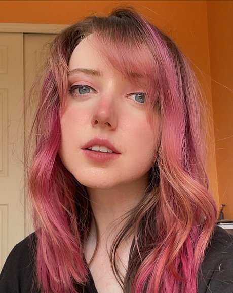 Scribblebug model pornographic photo