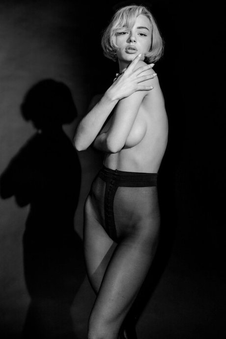 Roxane Eylaud_ star naked photos