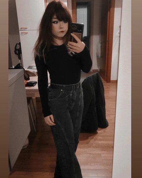 Little Giuli model best images