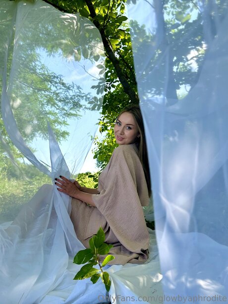 Glowbyaphrodite model naked image