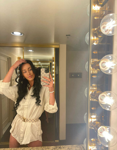 elleventures model top photo